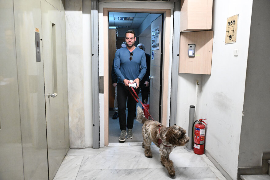 Στέφανος Κασσελάκης: Με τον σκύλο του πήγε στο «Κόκκινο» - Δείτε φωτογραφίες