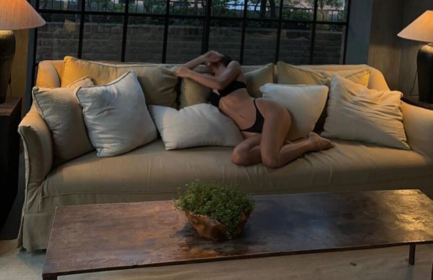 Κένταλ Τζένερ: Έμεινε... με τα εσώρουχα για χάρη του Calvin Klein! Δείτε βίντεο και φωτογραφίες