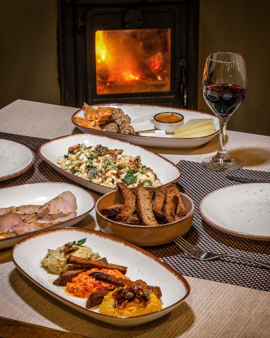 Περιβόλι στη Βάρη: Το αυθεντικό farm-to-table εστιατόριο που φέρνει τη φρεσκάδα του μποστανιού στο πιάτο μας