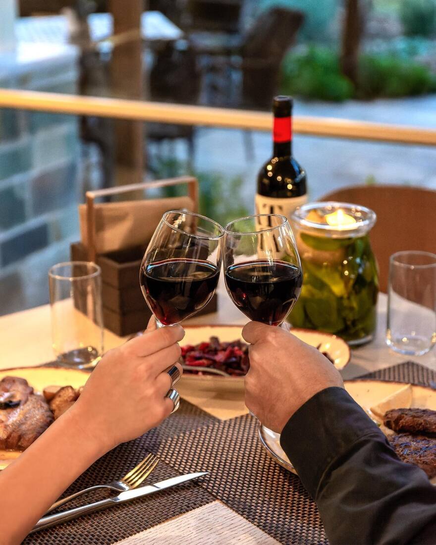 Περιβόλι στη Βάρη: Το αυθεντικό farm-to-table εστιατόριο που φέρνει τη φρεσκάδα του μποστανιού στο πιάτο μας