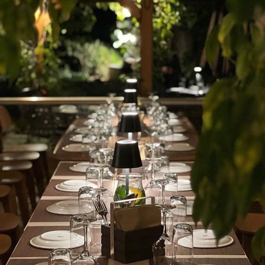 Περιβόλι στη Βάρη: Το αυθεντικό farm-to-table εστιατόριο που φέρνει τη φρεσκάδα του μποστανιού στο πιάτο μας