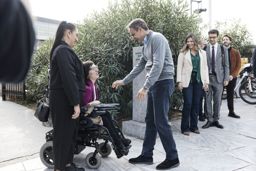 Μητσοτάκης: Ο διάλογος με ωφελούμενη του Προσωπικού Βοηθού - «Δεν θέλουμε τα ΑμεΑ να ζουν με επιδόματα» - Δείτε βίντεο 