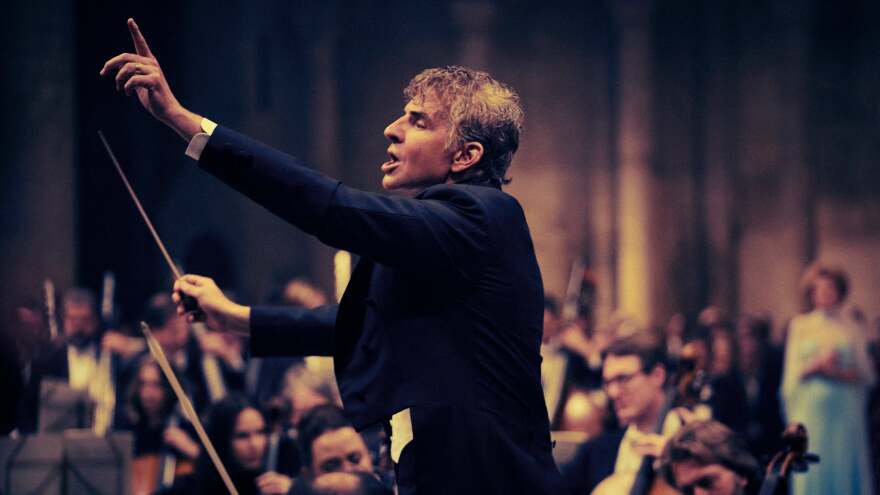 Ο Μπράντλεϊ Κούπερ «σπάει» τη σιωπή του για τη διαμάχη για τη μύτη του στο «Maestro»