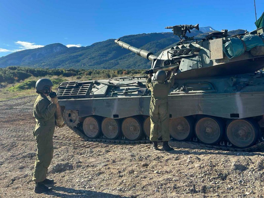 ΓΕΣ: Εντυπωσιακές εικόνες από τις βολές τεθωρακισμένων Leopard 1A5 για την εκπαίδευση Ανθυπίλαρχων