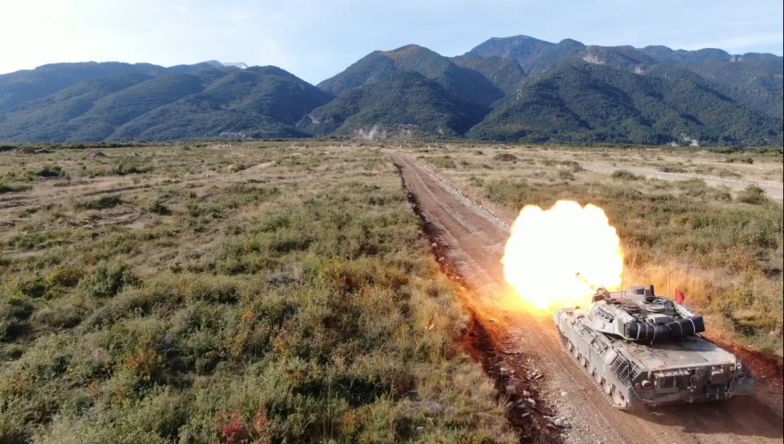 ΓΕΣ: Εντυπωσιακές εικόνες από τις βολές τεθωρακισμένων Leopard 1A5 για την εκπαίδευση Ανθυπίλαρχων