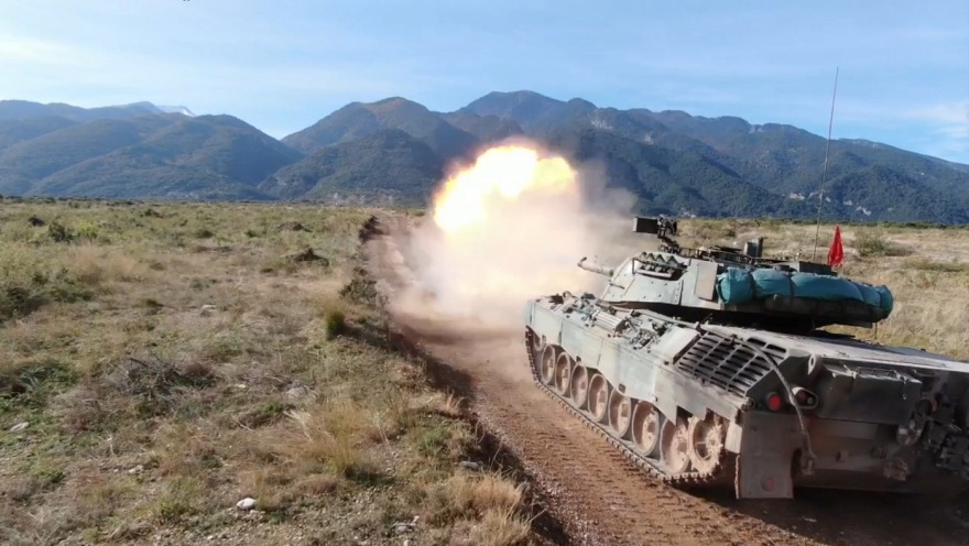 ΓΕΣ: Εντυπωσιακές εικόνες από τις βολές τεθωρακισμένων Leopard 1A5 για την εκπαίδευση Ανθυπίλαρχων