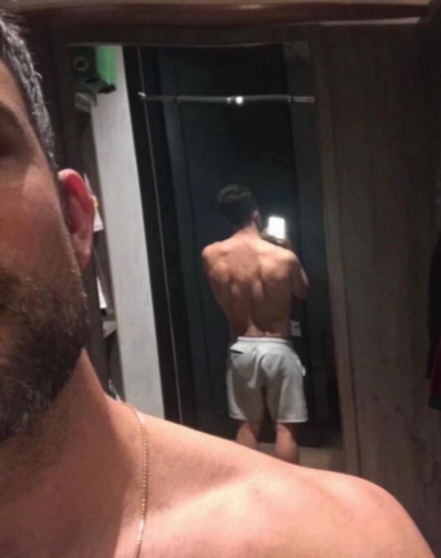 Μπρίτνεϊ Σπίαρς: Ένας ημίγυμνος άνδρας φωτογραφίζεται στον καθρέφτη της κι εκείνη υποστηρίζει πως «είναι θείος της»