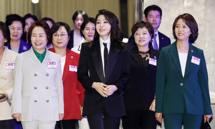 Κιμ Κέον Χι: Η Πρώτη Κυρία της Ν. Κορέας είναι 51 ετών και δείχνει τριαντάρα - Τα μυστικά για να διατηρείται έτσι