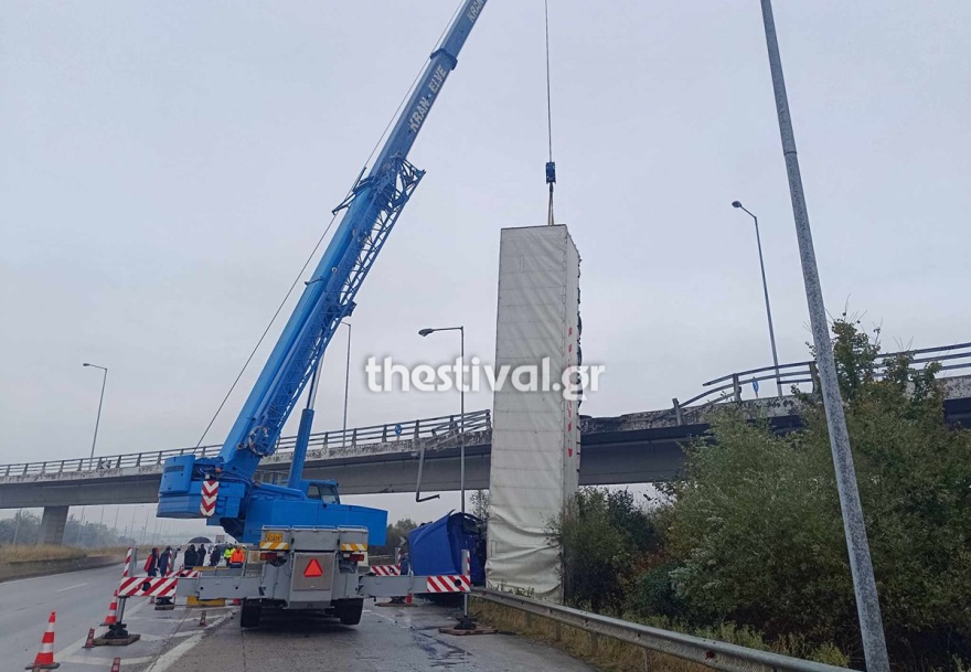 Θεσσαλονίκη: Φορτηγό έπεσε από γέφυρα - Σοκαριστικό βίντεο