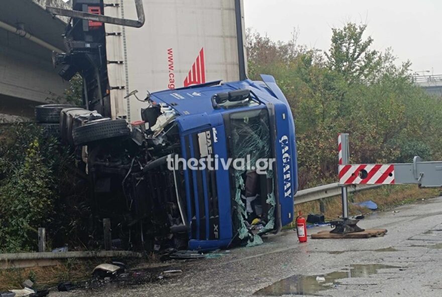 Θεσσαλονίκη: Φορτηγό έπεσε από γέφυρα - Σοκαριστικό βίντεο
