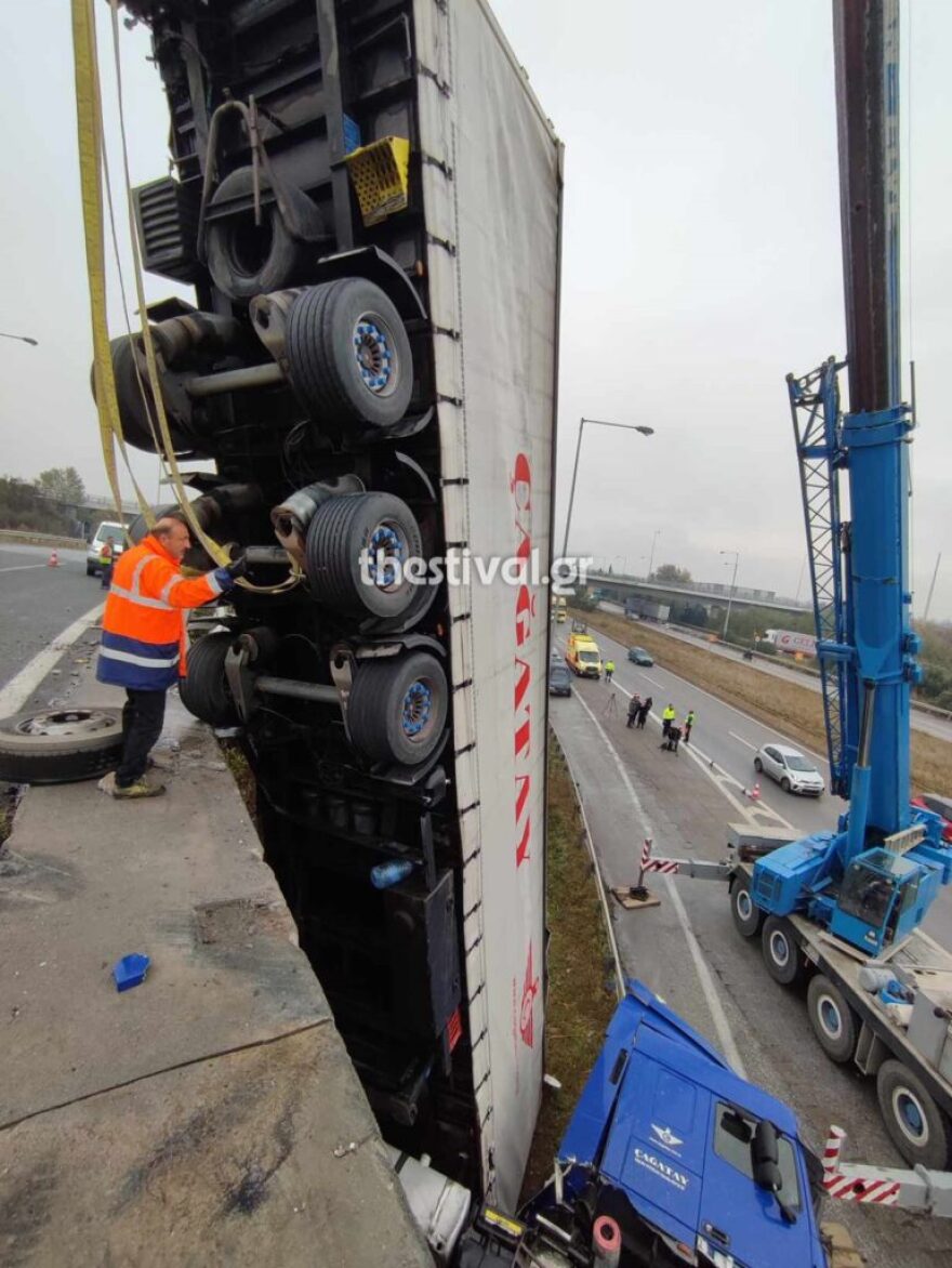 Θεσσαλονίκη: Φορτηγό έπεσε από γέφυρα - Σοκαριστικό βίντεο