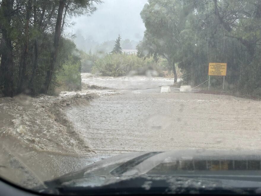 Κακοκαιρία: Κατολισθήσεις και πλημμυρισμένοι δρόμοι στη Ρόδο - Δείτε βίντεο και φωτογραφίες