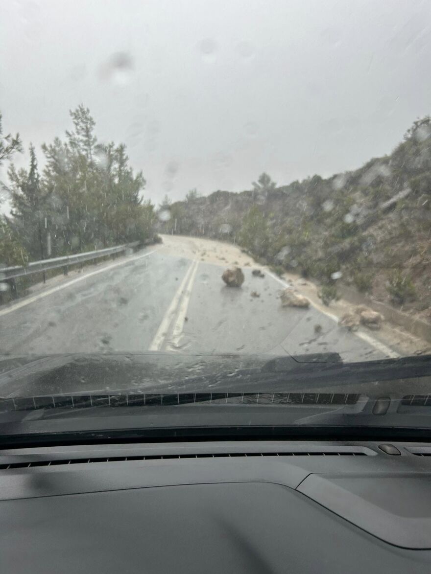 Κακοκαιρία: Κατολισθήσεις και πλημμυρισμένοι δρόμοι στη Ρόδο - Δείτε βίντεο και φωτογραφίες