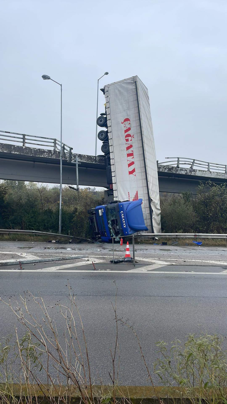 Θεσσαλονίκη: Από τις 09:30 το πρωί προσπαθούν να απομακρύνουν το φορτηγό που έκανε «βουτιά» από τη γέφυρα 