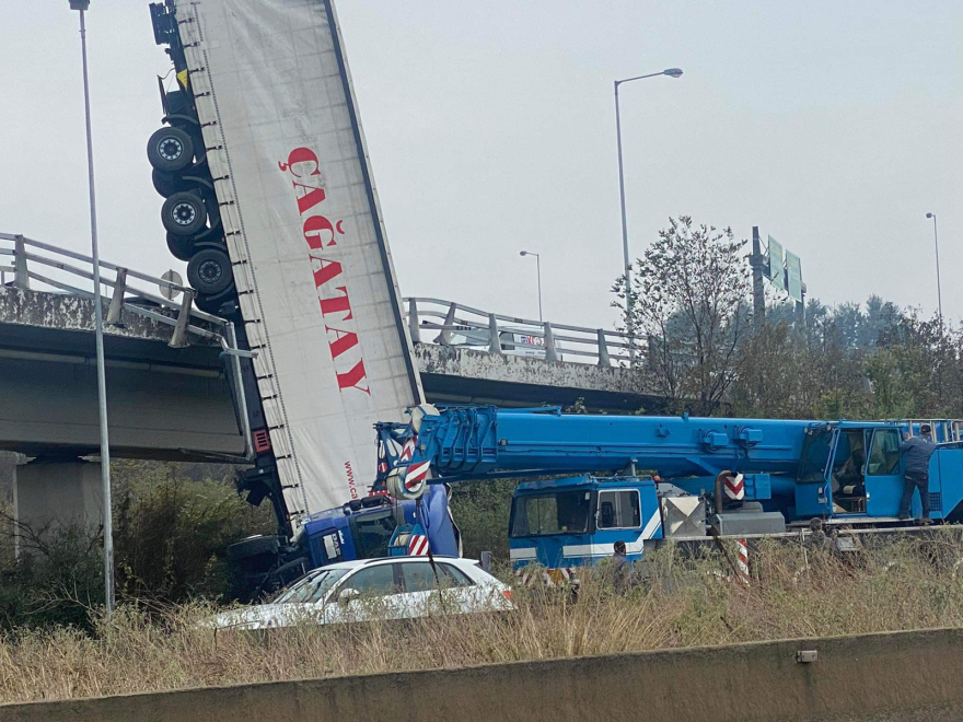 Θεσσαλονίκη: Από τις 09:30 το πρωί προσπαθούν να απομακρύνουν το φορτηγό που έκανε «βουτιά» από τη γέφυρα 