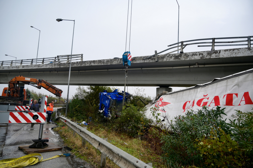 Θεσσαλονίκη: Από τις 09:30 το πρωί προσπαθούν να απομακρύνουν το φορτηγό που έκανε «βουτιά» από τη γέφυρα 