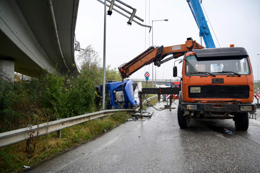 Θεσσαλονίκη: Από τις 09:30 το πρωί προσπαθούν να απομακρύνουν το φορτηγό που έκανε «βουτιά» από τη γέφυρα 