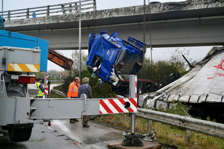 Θεσσαλονίκη: Από τις 09:30 το πρωί προσπαθούν να απομακρύνουν το φορτηγό που έκανε «βουτιά» από τη γέφυρα 