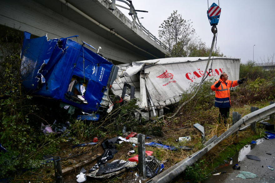 Θεσσαλονίκη: Από τις 09:30 το πρωί προσπαθούν να απομακρύνουν το φορτηγό που έκανε «βουτιά» από τη γέφυρα 