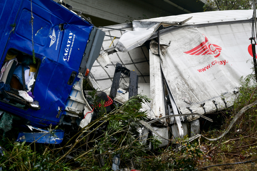 Θεσσαλονίκη: Από τις 09:30 το πρωί προσπαθούν να απομακρύνουν το φορτηγό που έκανε «βουτιά» από τη γέφυρα 