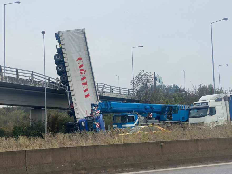 Θεσσαλονίκη: Από τις 09:30 το πρωί προσπαθούν να απομακρύνουν το φορτηγό που έκανε «βουτιά» από τη γέφυρα 
