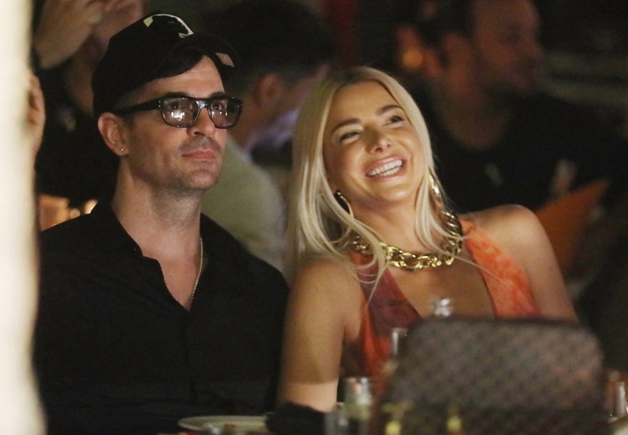 Η Ζοζεφίν ποζάρει χωρίς σουτιέν σε μπαλκόνι στη Νέα Υόρκη