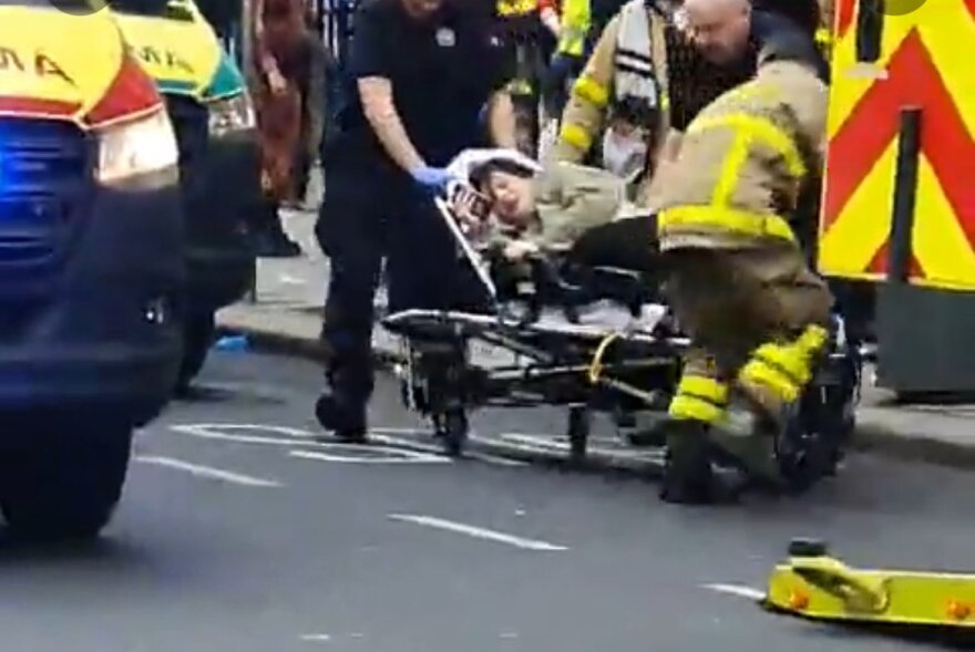 Ταραχές στην Ιρλανδία: Βραζιλιάνος μετανάστης αφόπλισε τον δράστη της επίθεσης με μαχαίρι στο Δουβλίνο