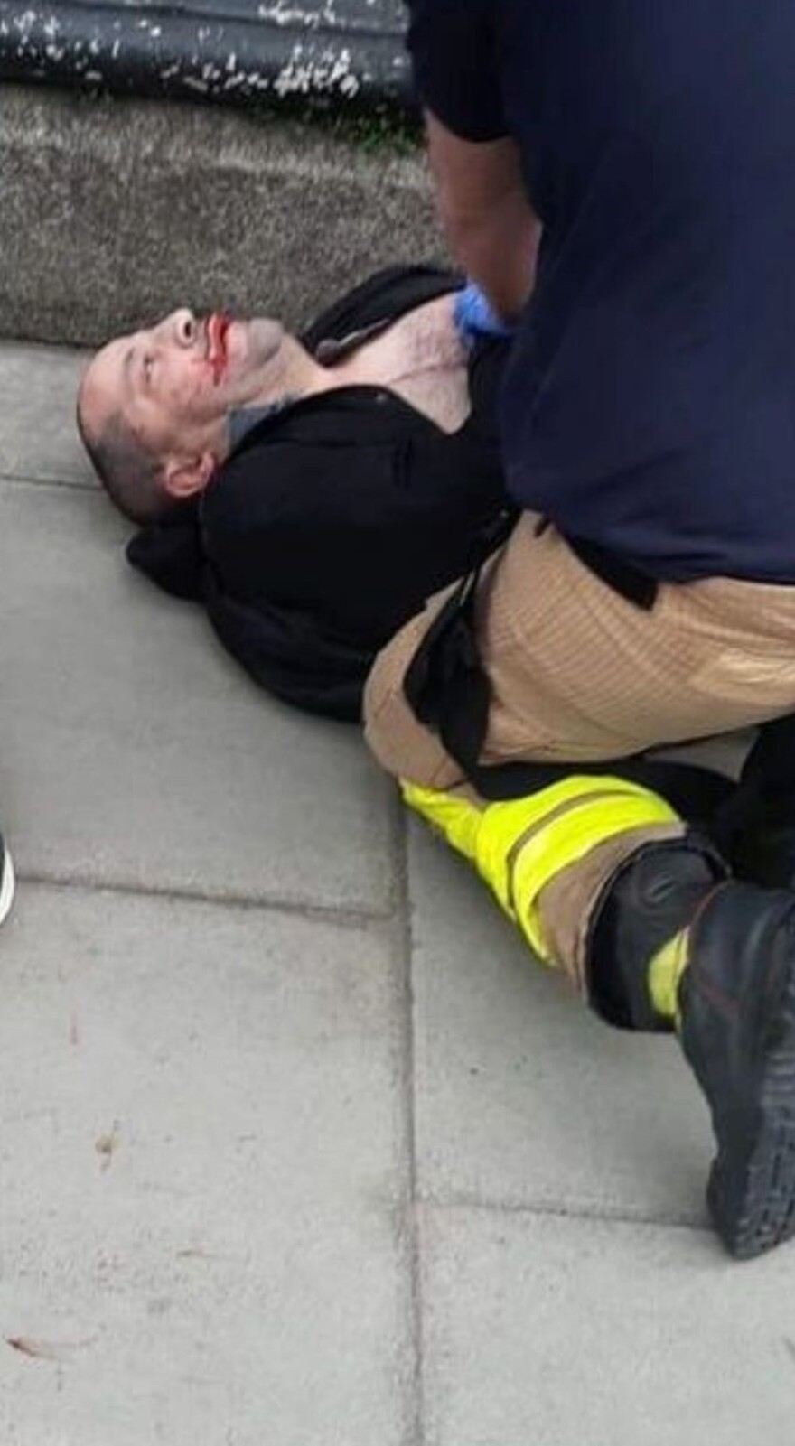 Ταραχές στην Ιρλανδία: Βραζιλιάνος μετανάστης αφόπλισε τον δράστη της επίθεσης με μαχαίρι στο Δουβλίνο