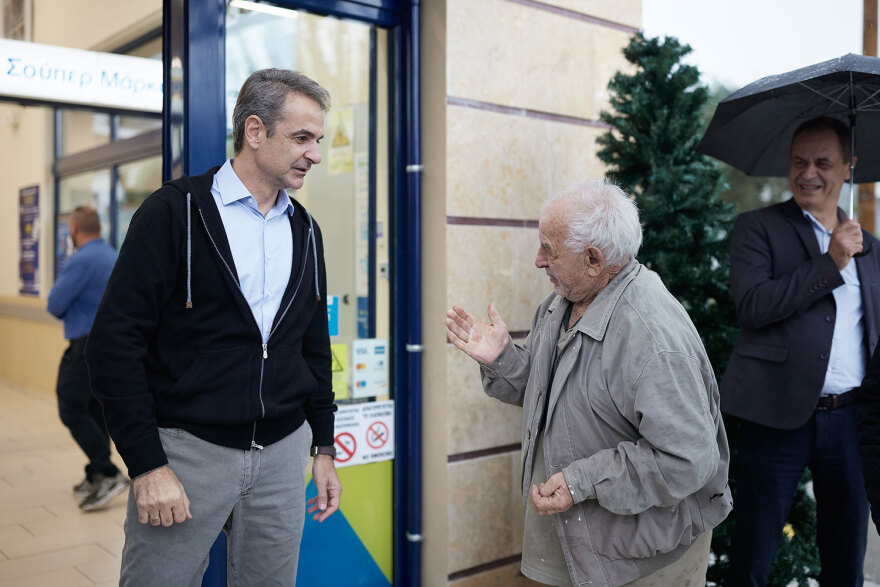 Αιφνιδιαστική επίσκεψη Μητσοτάκη σε σούπερ μάρκετ στα Καμένα Βούρλα - Δείτε φωτογραφίες