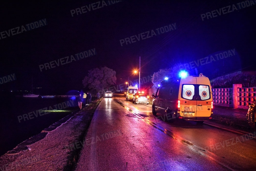 Τραγωδία στην Πρέβεζα: Η επιχείρηση ανάσυρσης της νεκρής γυναίκας που έπεσε στη θάλασσα με το ΙΧ – Δείτε φωτογραφίες