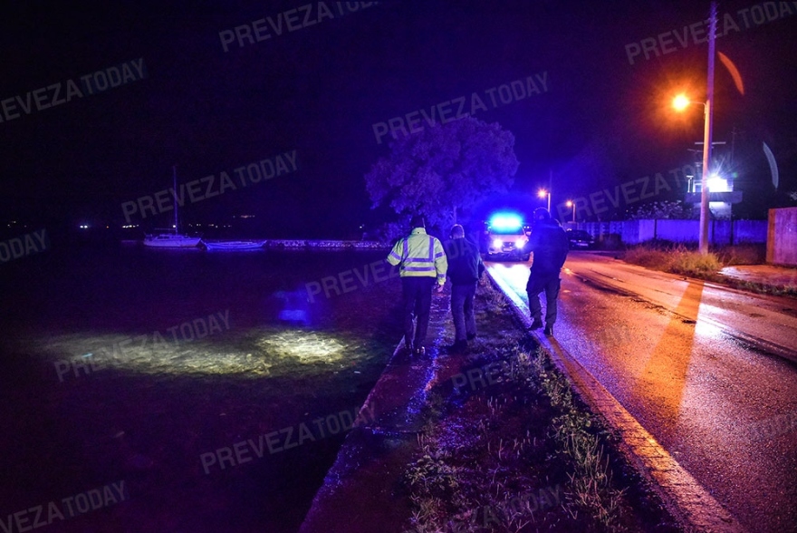 Τραγωδία στην Πρέβεζα: Η επιχείρηση ανάσυρσης της νεκρής γυναίκας που έπεσε στη θάλασσα με το ΙΧ – Δείτε φωτογραφίες