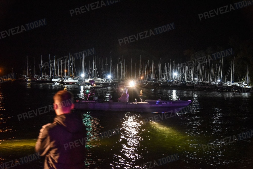 Τραγωδία στην Πρέβεζα: Η επιχείρηση ανάσυρσης της νεκρής γυναίκας που έπεσε στη θάλασσα με το ΙΧ – Δείτε φωτογραφίες