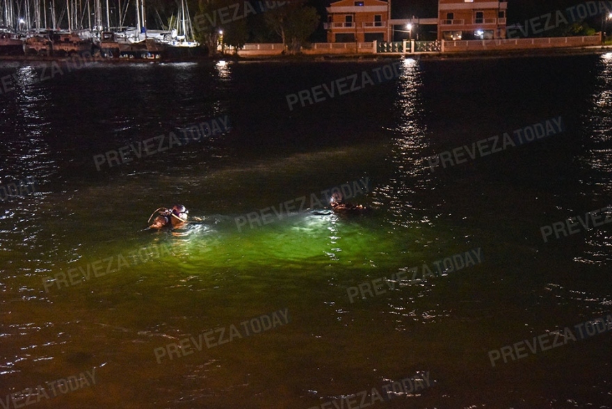 Τραγωδία στην Πρέβεζα: Η επιχείρηση ανάσυρσης της νεκρής γυναίκας που έπεσε στη θάλασσα με το ΙΧ – Δείτε φωτογραφίες