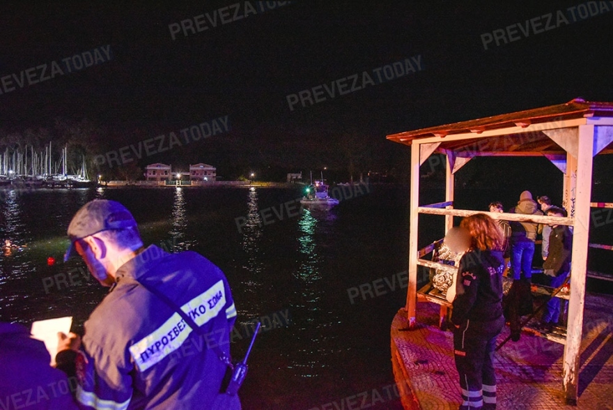 Τραγωδία στην Πρέβεζα: Η επιχείρηση ανάσυρσης της νεκρής γυναίκας που έπεσε στη θάλασσα με το ΙΧ – Δείτε φωτογραφίες