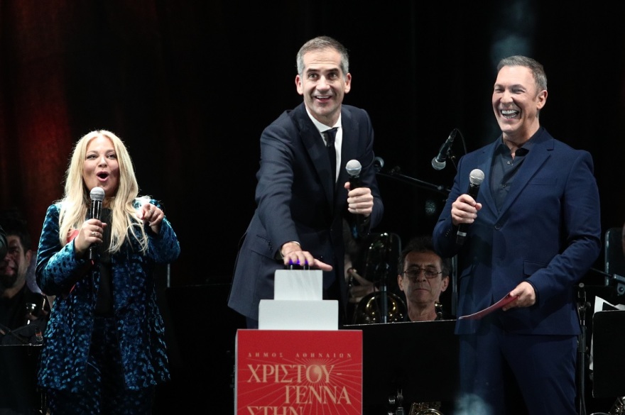 Η Αθήνα φόρεσε τα γιορτινά της - Φωταγωγήθηκε το χριστουγεννιάτικο δέντρο στο Σύνταγμα, δείτε βίντεο και φωτογραφίες