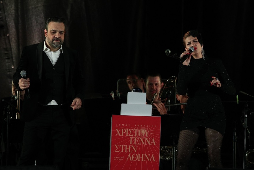 Η Αθήνα φόρεσε τα γιορτινά της - Φωταγωγήθηκε το χριστουγεννιάτικο δέντρο στο Σύνταγμα, δείτε βίντεο και φωτογραφίες