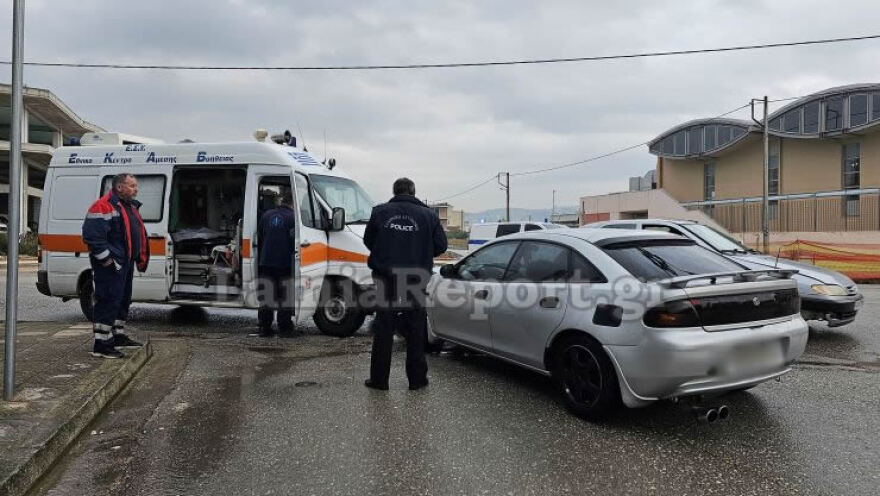 Λαμία: Πήγαινε ανάποδα σε μονόδρομο και συγκρούστηκε με ασθενοφόρο - Δείτε βίντεο, φωτογραφίες