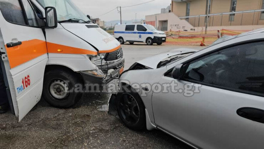 Λαμία: Πήγαινε ανάποδα σε μονόδρομο και συγκρούστηκε με ασθενοφόρο - Δείτε βίντεο, φωτογραφίες