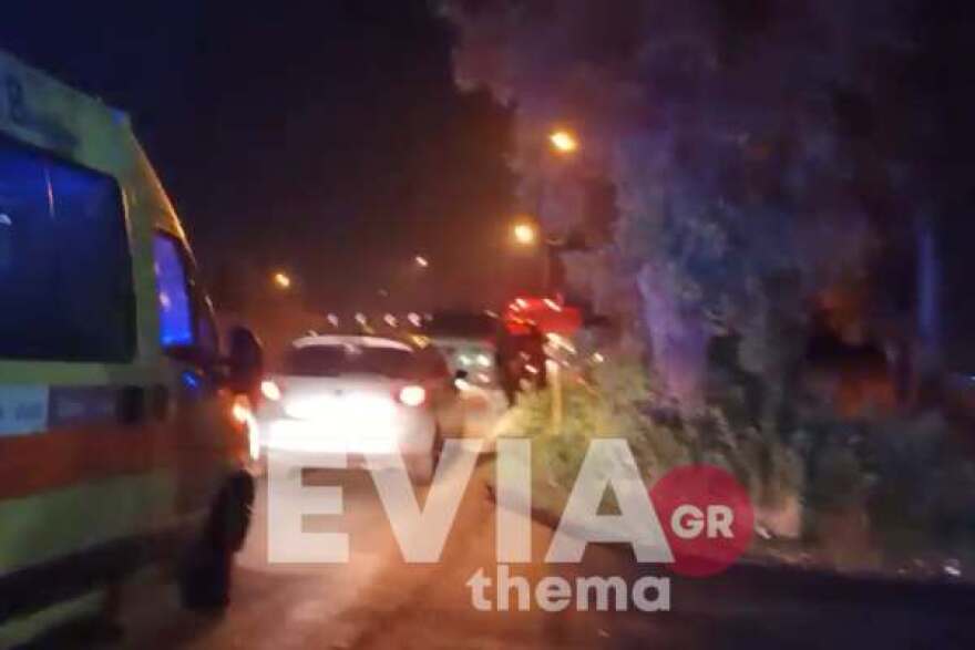 Δείτε βίντεο και φωτογραφίες: Τροχαίο ατύχημα στα Ψαχνά της Ευβοίας – Αυτοκίνητο χτύπησε στις μπάρες, πετάχτηκε έξω η οδηγός