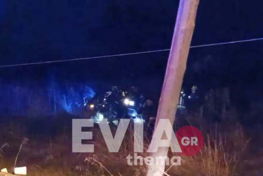 Δείτε βίντεο και φωτογραφίες: Τροχαίο ατύχημα στα Ψαχνά της Ευβοίας – Αυτοκίνητο χτύπησε στις μπάρες, πετάχτηκε έξω η οδηγός