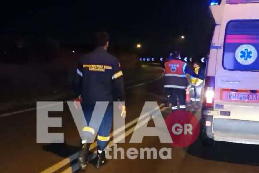 Δείτε βίντεο και φωτογραφίες: Τροχαίο ατύχημα στα Ψαχνά της Ευβοίας – Αυτοκίνητο χτύπησε στις μπάρες, πετάχτηκε έξω η οδηγός