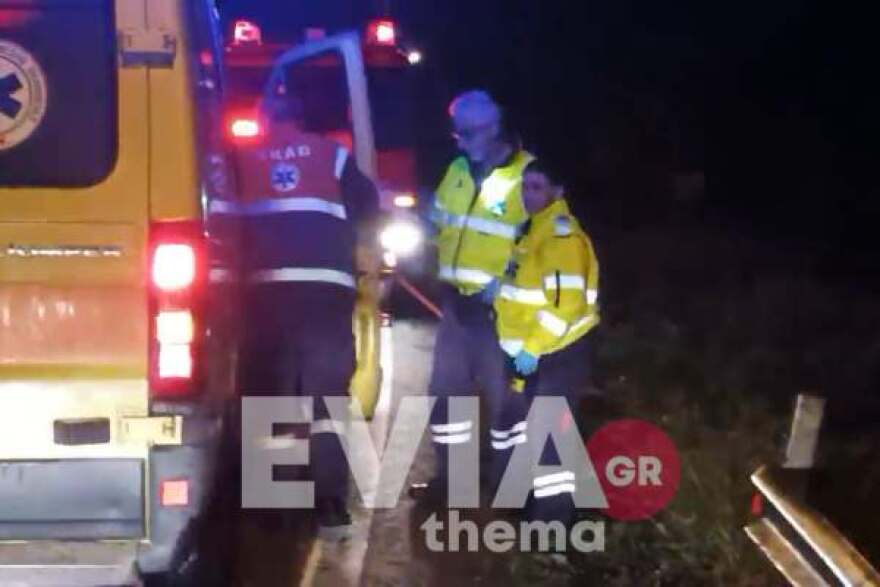 Δείτε βίντεο και φωτογραφίες: Τροχαίο ατύχημα στα Ψαχνά της Ευβοίας – Αυτοκίνητο χτύπησε στις μπάρες, πετάχτηκε έξω η οδηγός