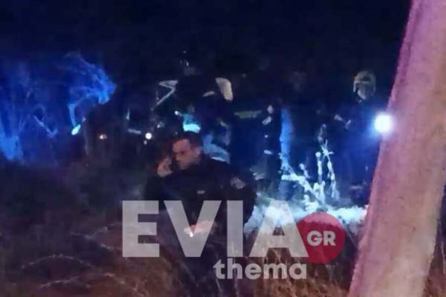 Δείτε βίντεο και φωτογραφίες: Τροχαίο ατύχημα στα Ψαχνά της Ευβοίας – Αυτοκίνητο χτύπησε στις μπάρες, πετάχτηκε έξω η οδηγός