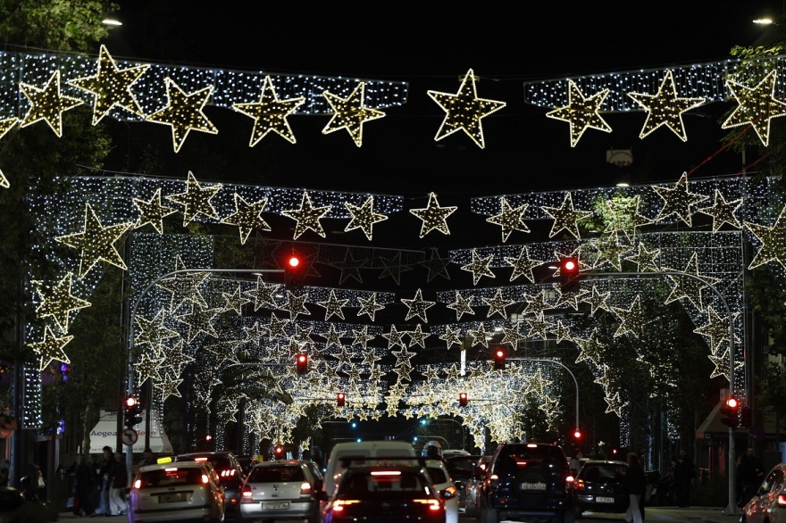 Η Αθήνα φόρεσε τα γιορτινά της - Φωταγωγήθηκε το χριστουγεννιάτικο δέντρο στο Σύνταγμα, δείτε βίντεο και φωτογραφίες