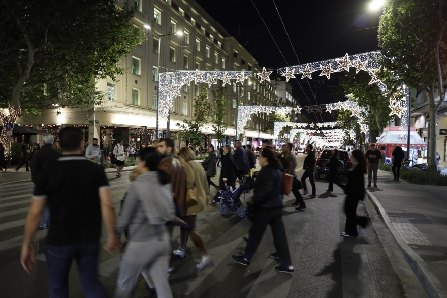 Η Αθήνα φόρεσε τα γιορτινά της - Φωταγωγήθηκε το χριστουγεννιάτικο δέντρο στο Σύνταγμα, δείτε βίντεο και φωτογραφίες