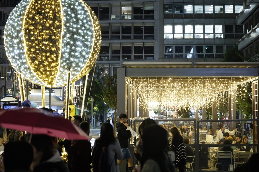 Η Αθήνα φόρεσε τα γιορτινά της - Φωταγωγήθηκε το χριστουγεννιάτικο δέντρο στο Σύνταγμα, δείτε βίντεο και φωτογραφίες