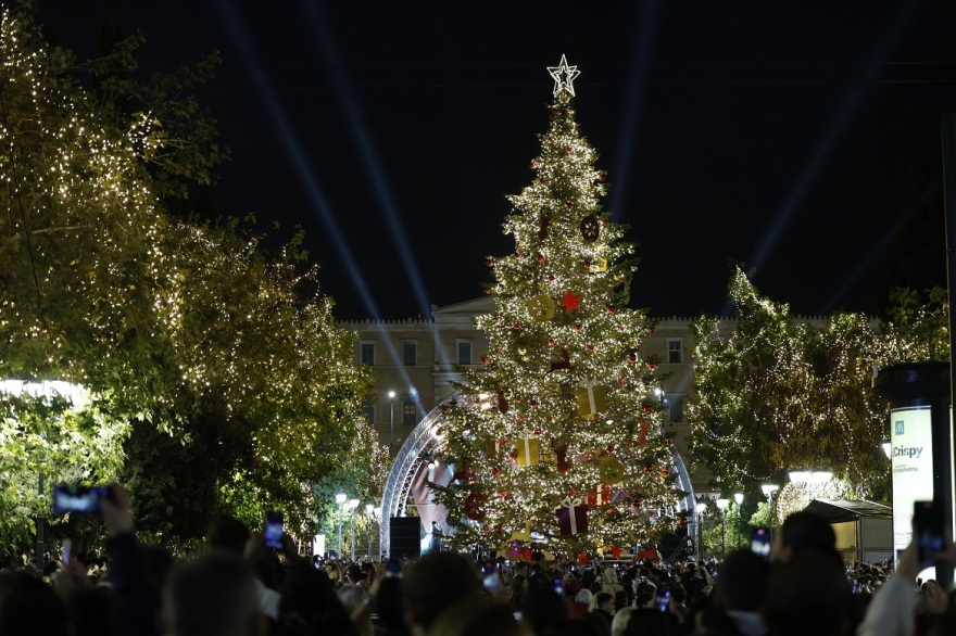 Η Αθήνα φόρεσε τα γιορτινά της - Φωταγωγήθηκε το χριστουγεννιάτικο δέντρο στο Σύνταγμα, δείτε βίντεο και φωτογραφίες