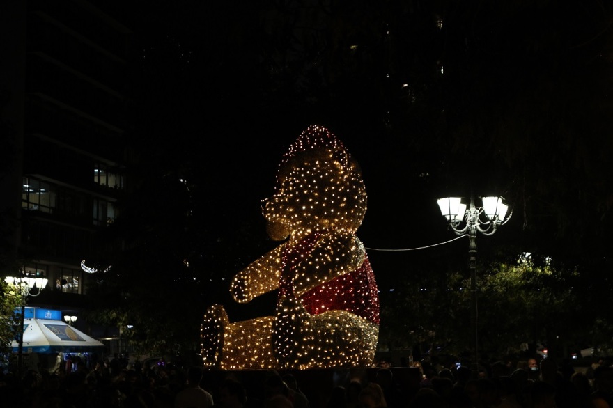 Η Αθήνα φόρεσε τα γιορτινά της - Φωταγωγήθηκε το χριστουγεννιάτικο δέντρο στο Σύνταγμα, δείτε βίντεο και φωτογραφίες