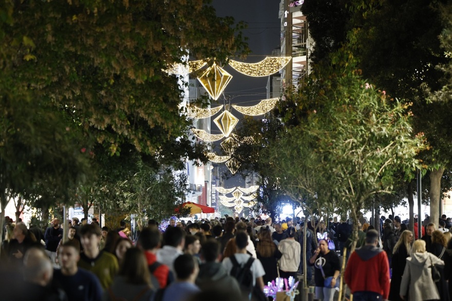 Η Αθήνα φόρεσε τα γιορτινά της - Φωταγωγήθηκε το χριστουγεννιάτικο δέντρο στο Σύνταγμα, δείτε βίντεο και φωτογραφίες