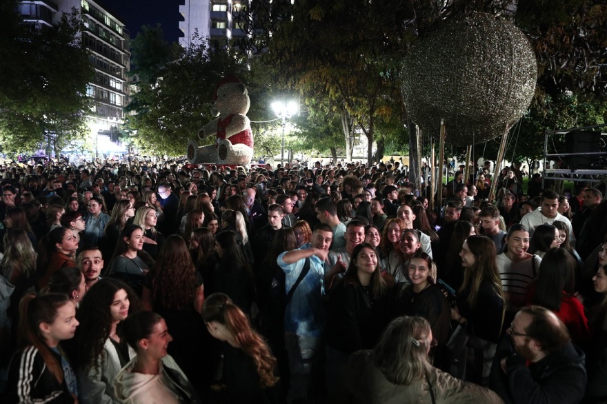 Η Αθήνα φόρεσε τα γιορτινά της - Φωταγωγήθηκε το χριστουγεννιάτικο δέντρο στο Σύνταγμα, δείτε βίντεο και φωτογραφίες